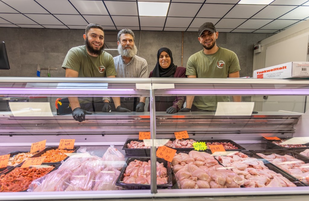 Het team van Taiba Supermarkt in de slagerij
